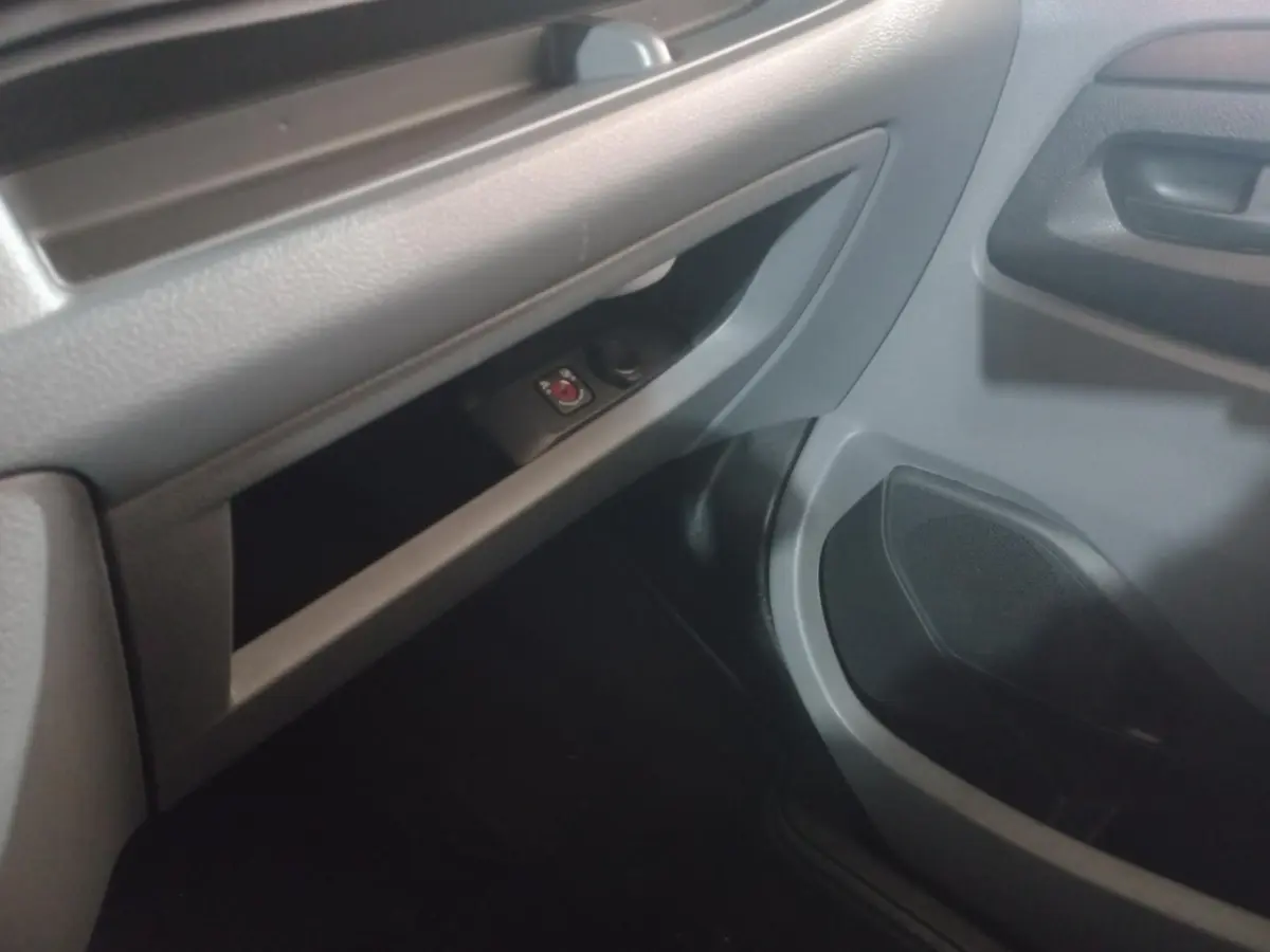 Détail de la porte passager grise claire du Peugeot Traveller 2021, avec commande de réglage des rétroviseurs.