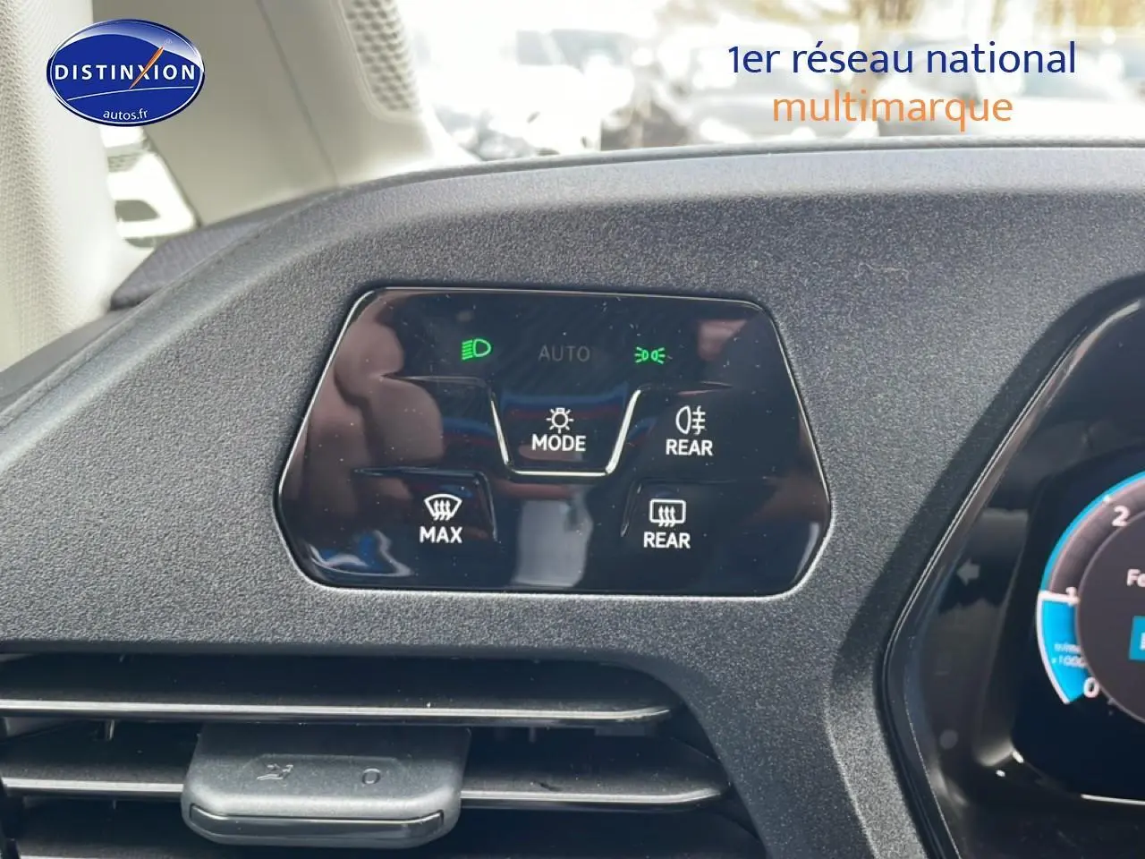 Détail du tableau de bord noir du Volkswagen Caddy gris indien 2025, avec commandes d’éclairage et ventilation visibles.