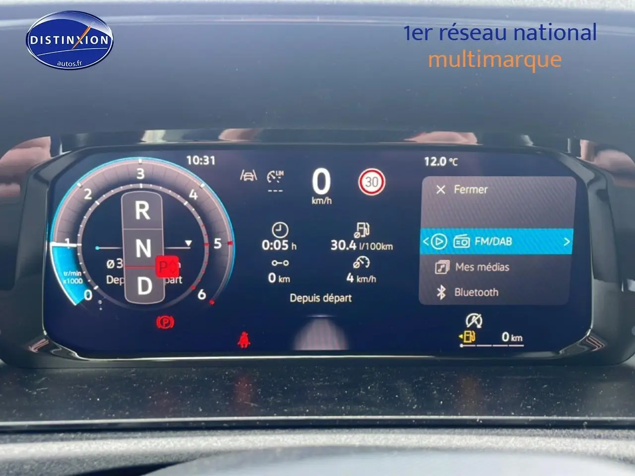 Tableau de bord numérique du Volkswagen Caddy 2025 affichant vitesse, mode boîte auto et options connectées.