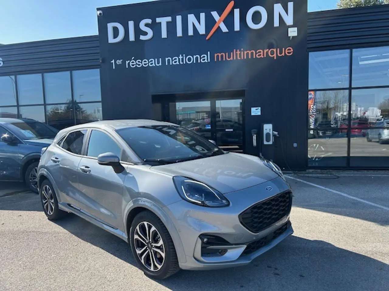 Ford Puma gris Magnetic en 3/4 avant droit, avec jantes alliage et calandre noire distinctive ST-Line.