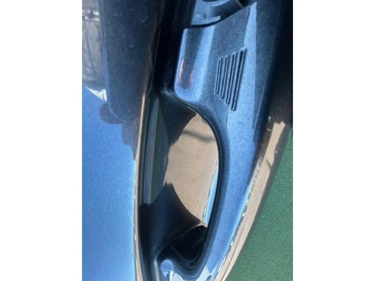 Poignée de porte avant droite du Ford Puma gris magnetic 2023 avec finition ST-Line visible en gros plan.