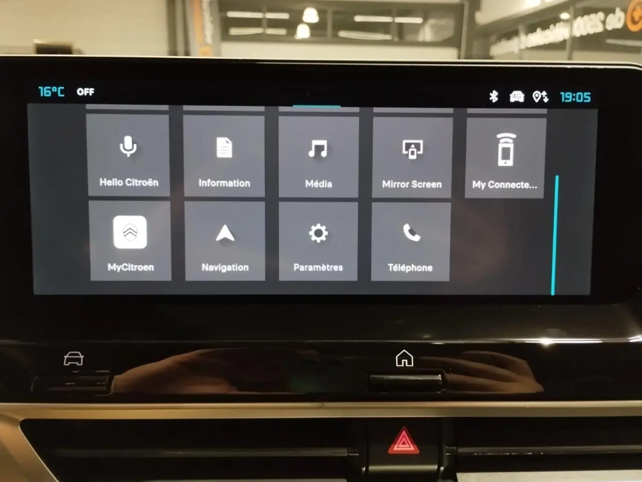 Écran tactile central de la Citroën C4 2025 affichant le menu principal avec options connectées et navigation.