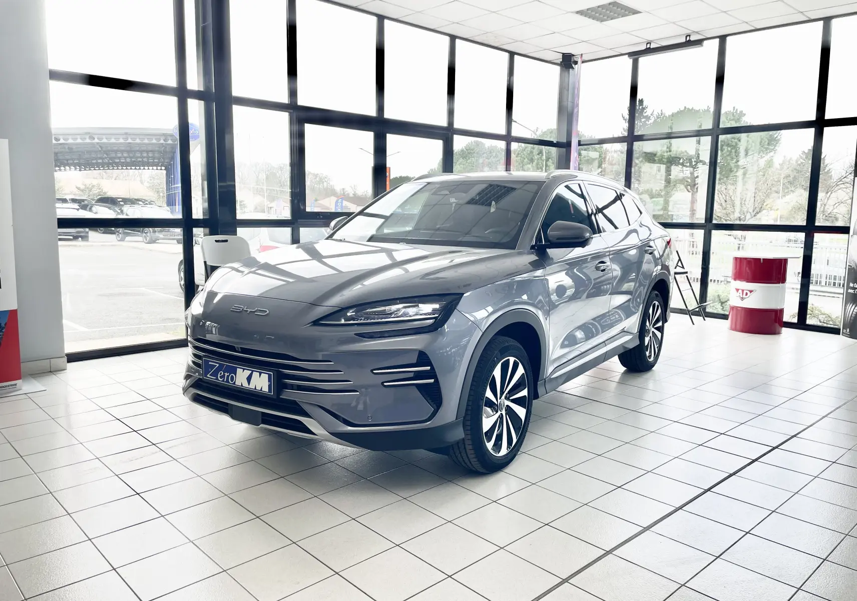 Vue 3/4 avant droit du BYD SEAL U 2025 hybride rechargeable en gris métallisé TIME GREY, avec jantes bicolores et calandre épurée.