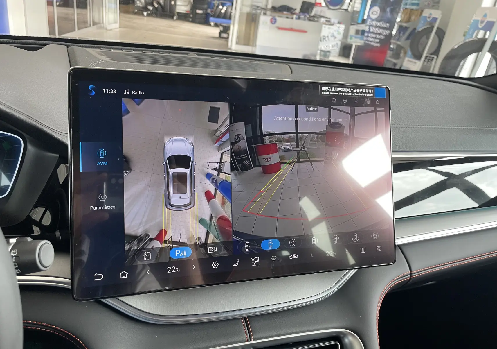 Vue intérieure du tableau de bord du BYD SEAL U 2025 avec écran tactile affichant la caméra 360° et l’aide au stationnement.