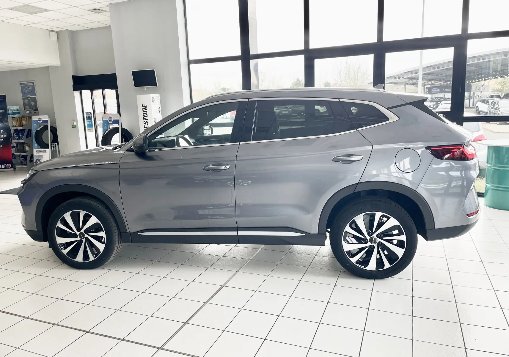 Vue de profil côté gauche du BYD SEAL U 2025 en gris métallisé TIME GREY, avec jantes alliage bicolores et lignes épurées.