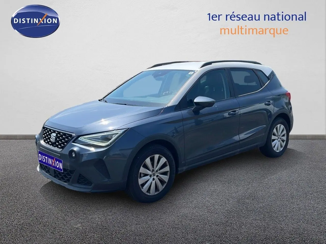 SEAT Arona 2025 gris Magnetic Metal avec toit blanc, vue 3/4 avant côté droit, finition Style Special Edition.