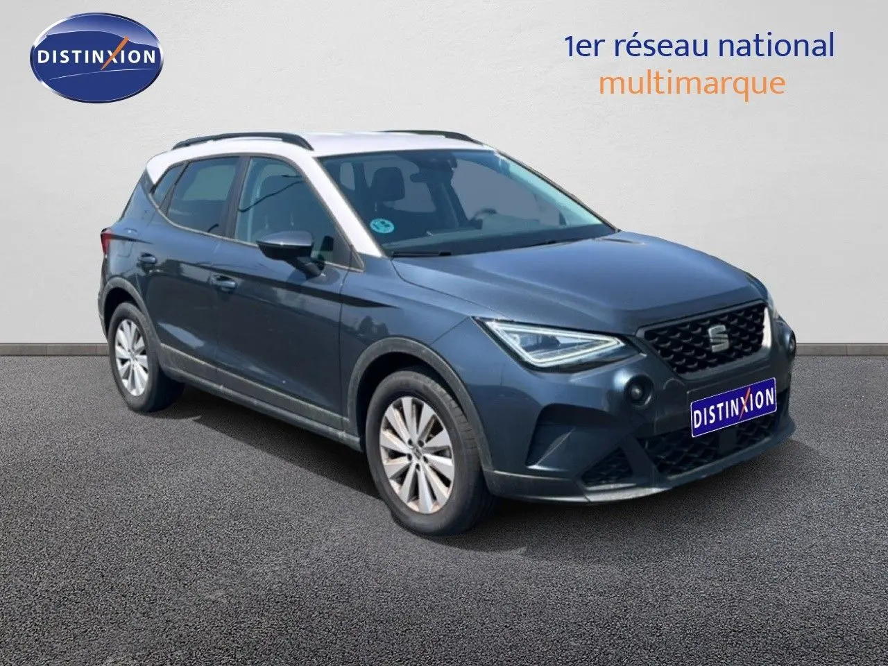 SEAT Arona gris Magnetic Metal avec toit blanc, vue 3/4 avant droit sur fond neutre.