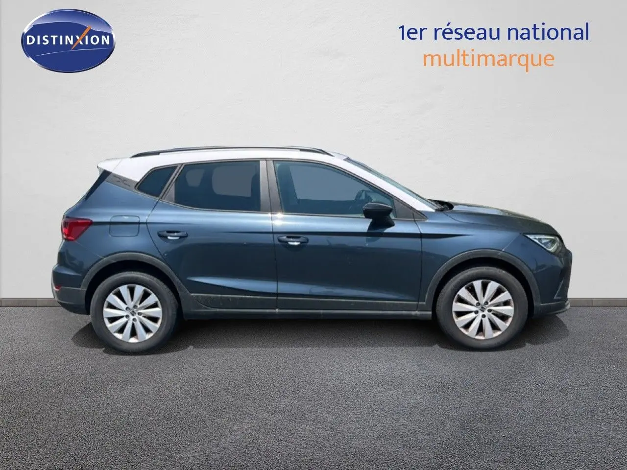 Vue de profil droit d'un SEAT Arona 2025 gris Magnetic Metal avec toit blanc, roues alliage et vitres teintées.