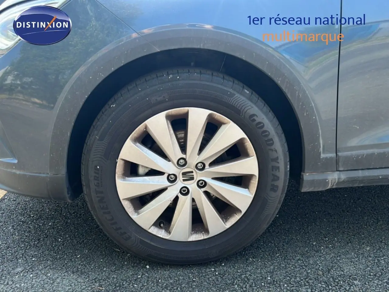 Gros plan sur la roue avant gauche d'une SEAT Arona gris Magnetic Metal avec jante alliage et pneu Goodyear.