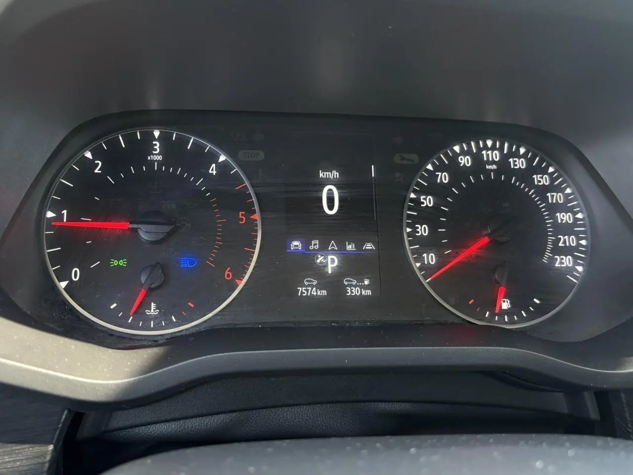 Tableau de bord du Renault Trafic Fourgon gris, affichant 0 km/h et 7574 km au compteur, avec compte-tours et jauge carburant.