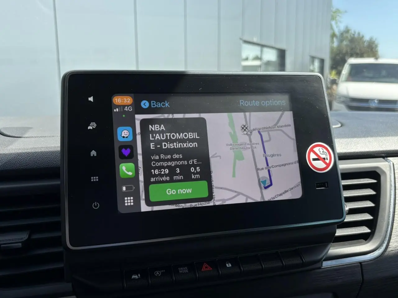 Écran tactile 8 pouces du système Easy Link avec navigation active dans l'habitacle du Renault Trafic Urban Grey.