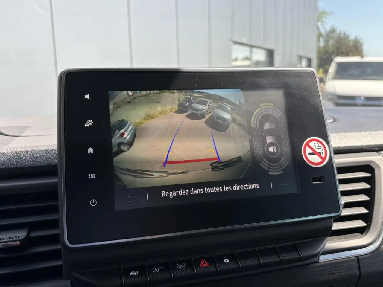 Écran tactile 8 pouces du Renault Trafic Urban Grey montrant la caméra de recul en stationnement.