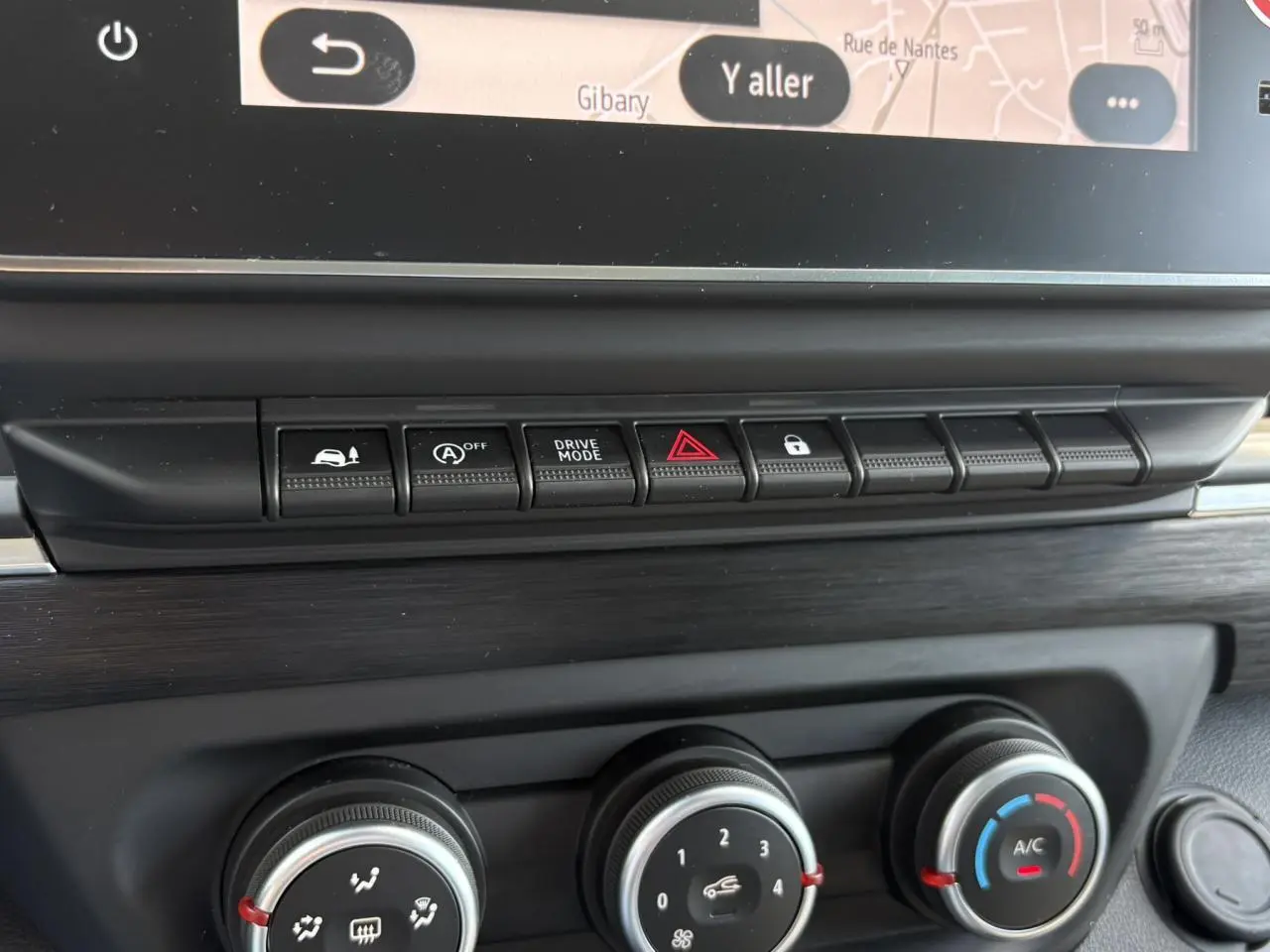 Gros plan sur la console centrale du Renault Trafic Fourgon Urban Grey 2024, montrant les commandes de climatisation et boutons fonctionnels.