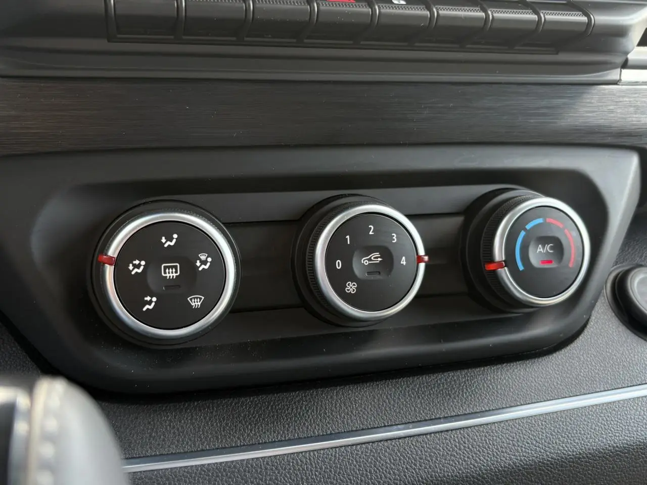 Gros plan sur les commandes de climatisation du Renault Trafic Fourgon 2024, finition Urban Grey, intérieur noir.