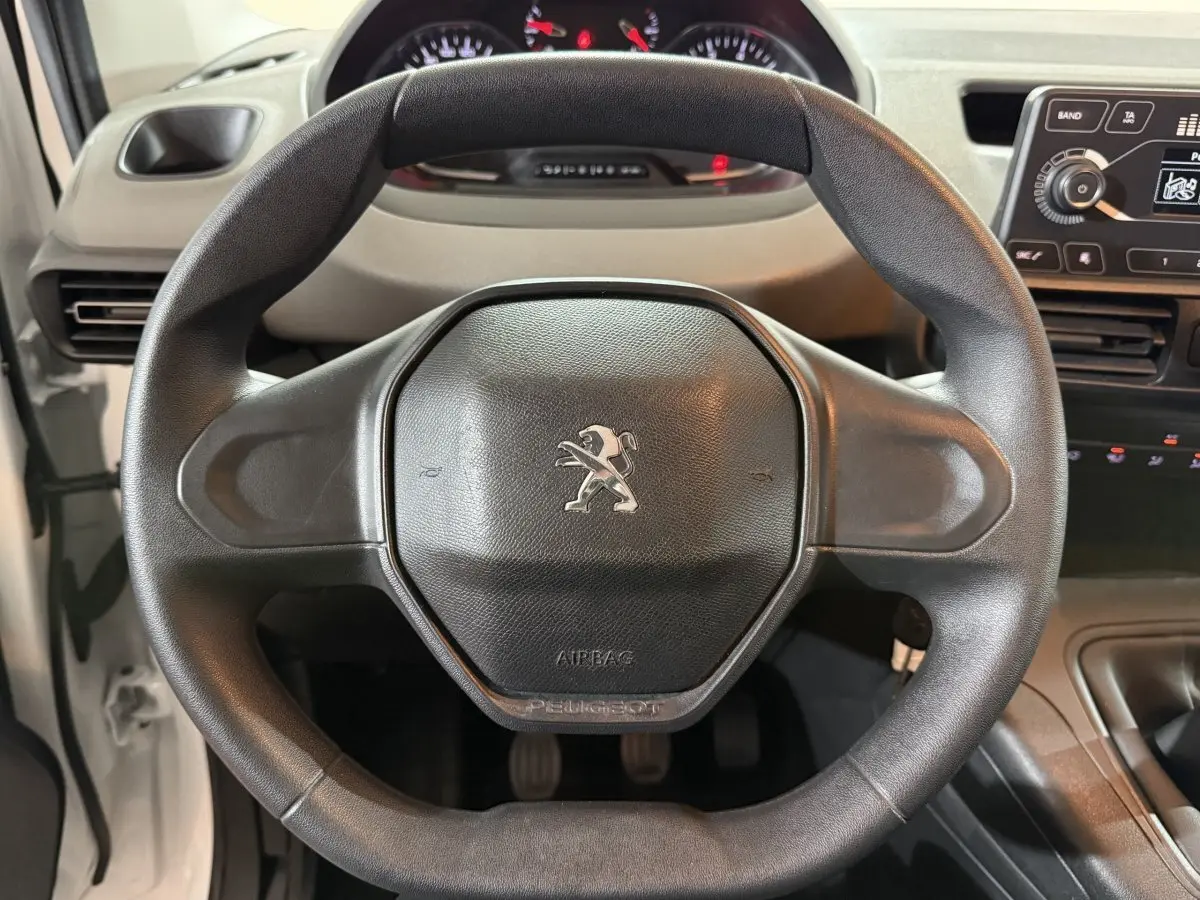 Vue rapprochée du volant noir de la Peugeot Rifter PureTech 110 S&S Active 2019 avec tableau de bord en arrière-plan.