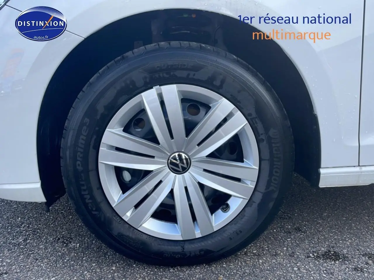 Gros plan sur la roue avant gauche d’un Volkswagen Caddy blanc 2025 avec jante argentée et pneu Hankook.