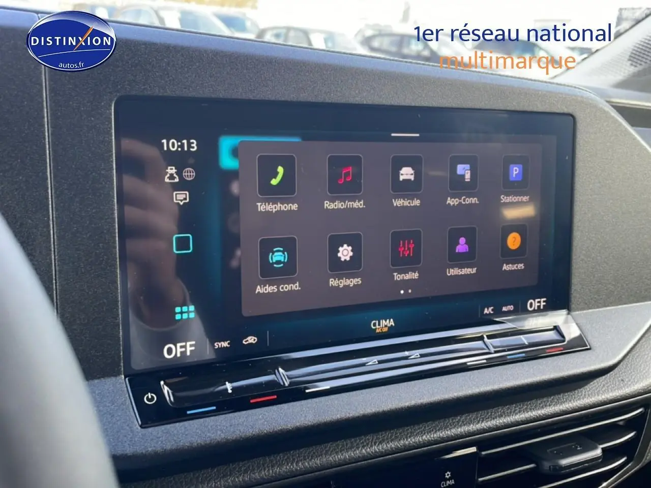 Écran tactile multifonction 10 pouces du Volkswagen Caddy 2025, vue rapprochée du tableau de bord noir.