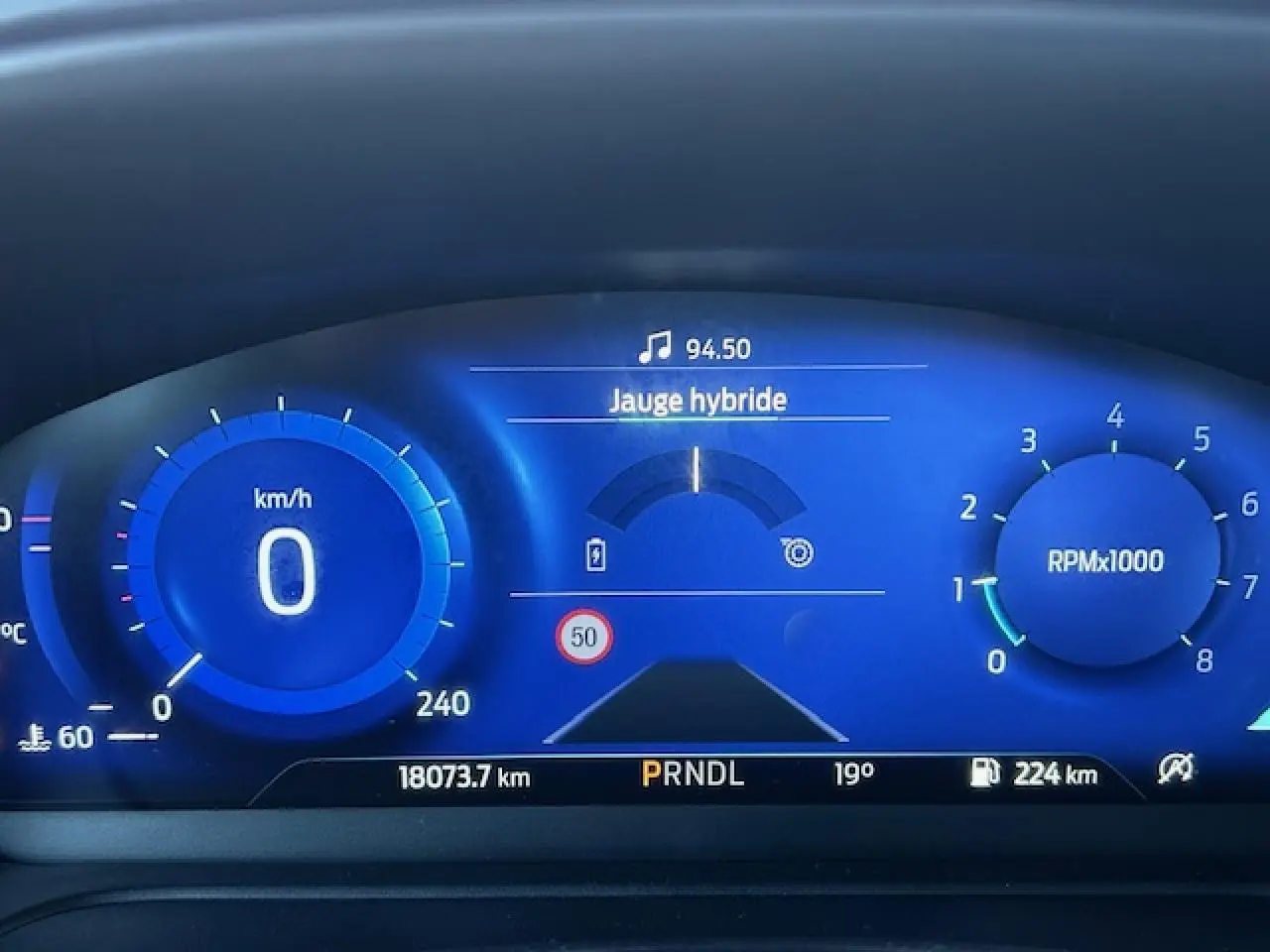 Combiné d'instrumentation numérique bleu de Ford Puma 2023 affichant jauge hybride, vitesse et compte-tours.