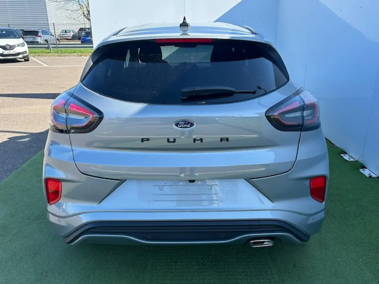 Vue arrière d'un Ford Puma gris Solar 2023 avec feux LED et hayon électrique mains libres visible.