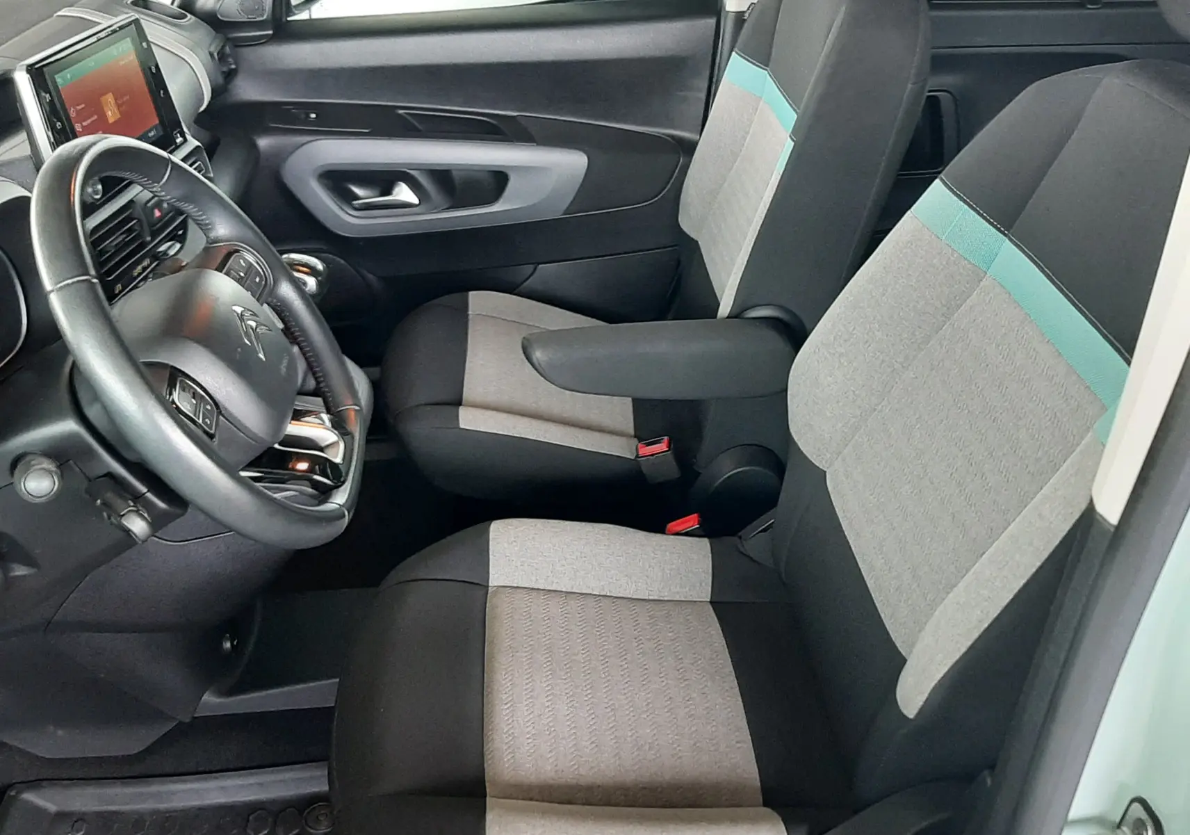 Vue intérieure côté conducteur du Citroën Berlingo M BlueHDi 130ch Shine 2019, sièges tissu gris noir avec bande verte.