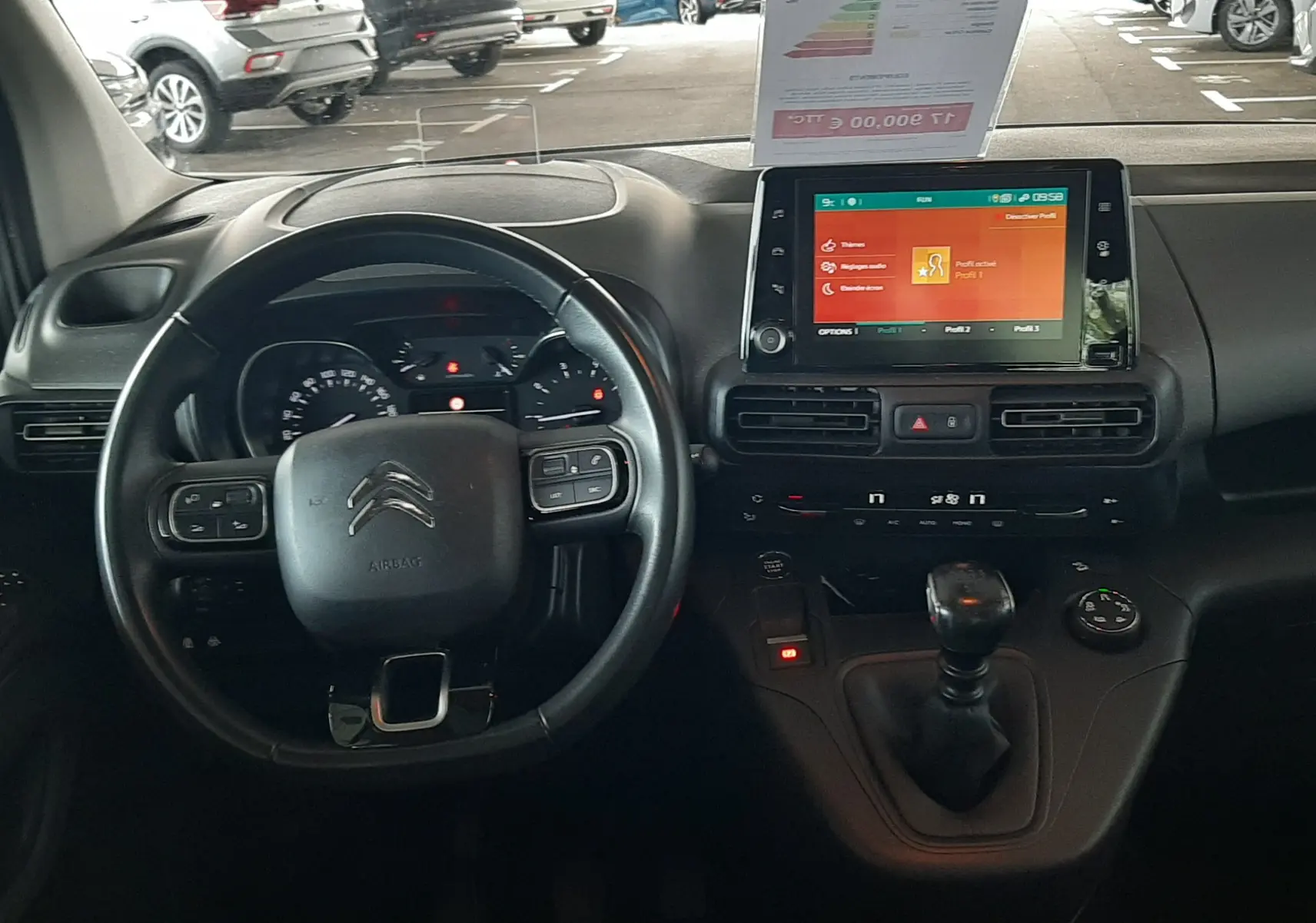 Vue intérieure frontale du tableau de bord du Citroën Berlingo vert 2019, avec volant multifonction et écran tactile central.
