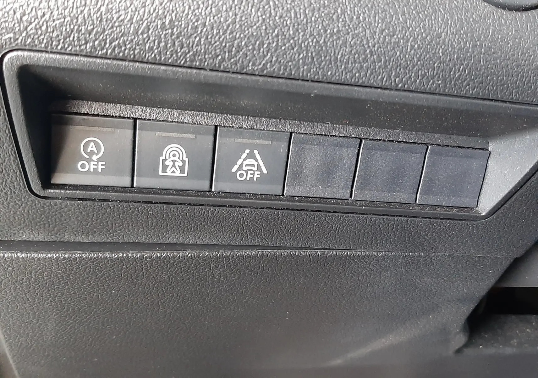 Gros plan sur les boutons de commande noirs du tableau de bord du Citroën Berlingo M BlueHDi 130ch Shine, intérieur gris-noir.