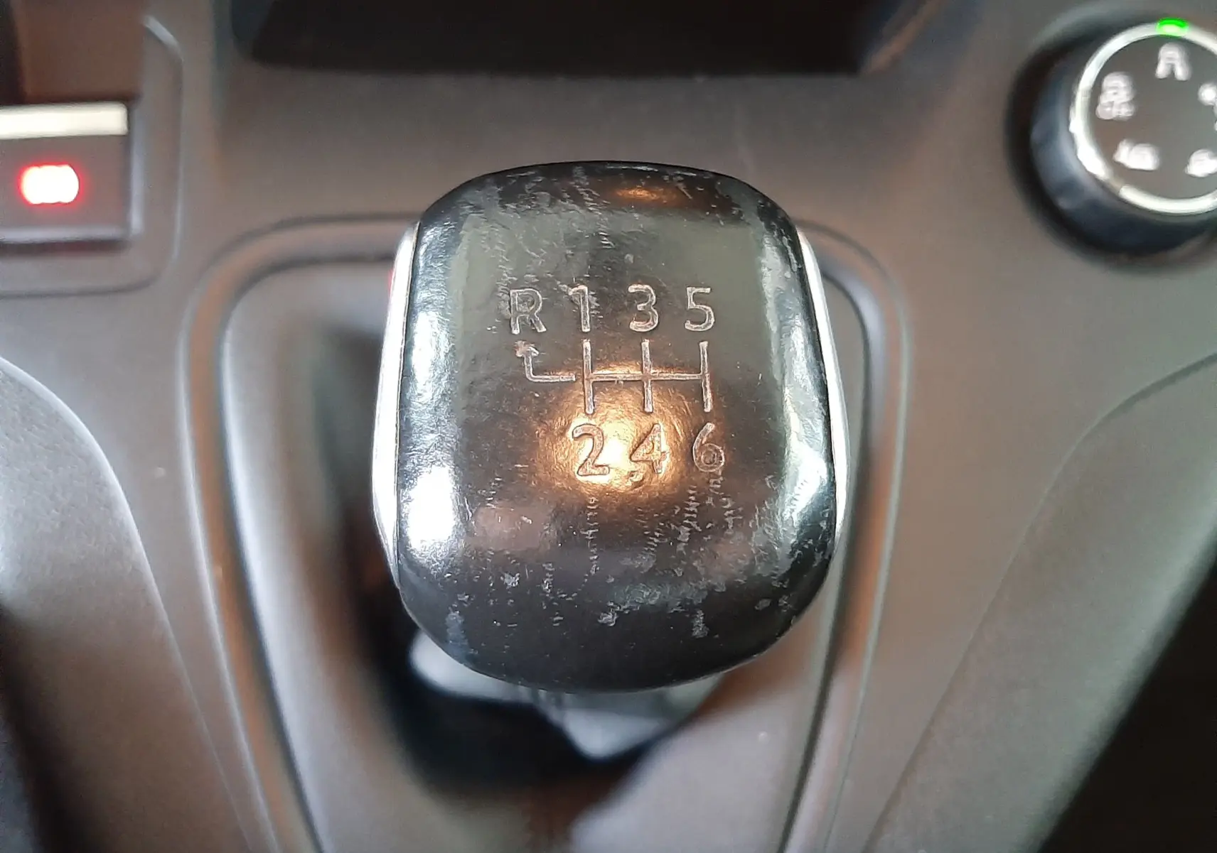 Gros plan sur le levier de vitesses manuel noir du Citroën Berlingo M BlueHDi 130ch Shine de 2019, intérieur gris-noir.