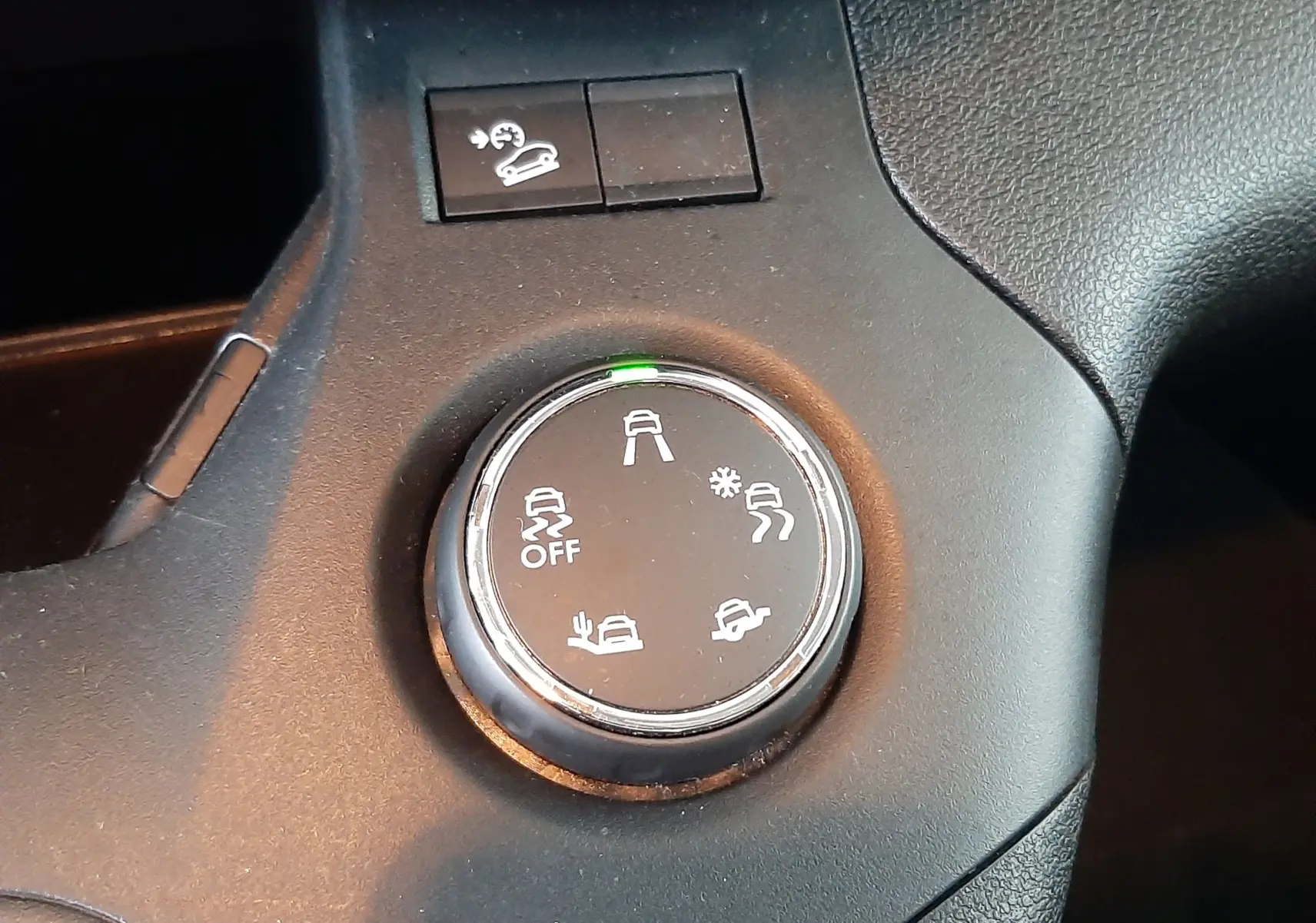 Gros plan sur la molette de sélection des modes de conduite du Citroën Berlingo 2019, intérieur noir.