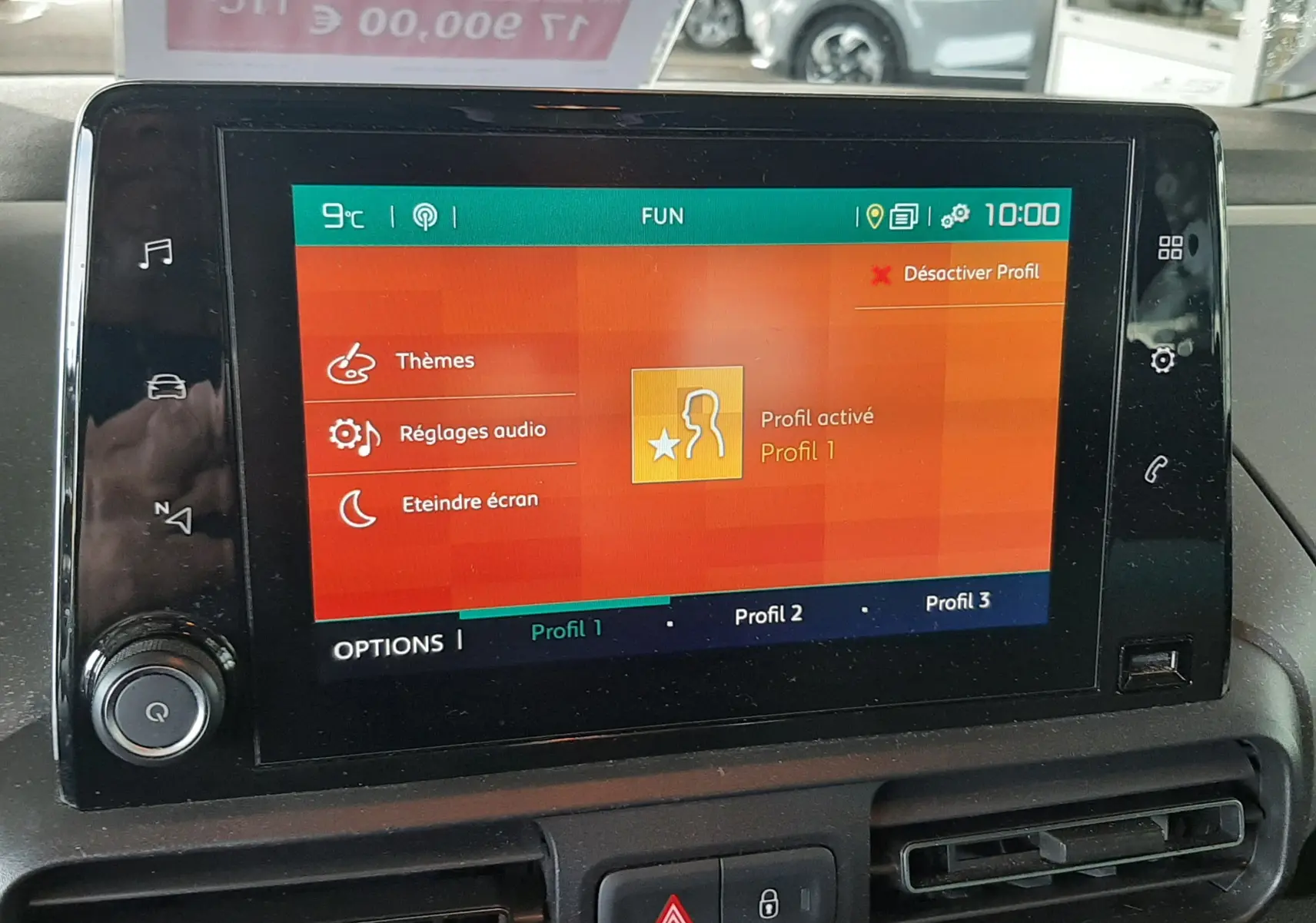 Écran tactile central du tableau de bord du Citroën Berlingo 2019, affichant le menu des profils utilisateur.