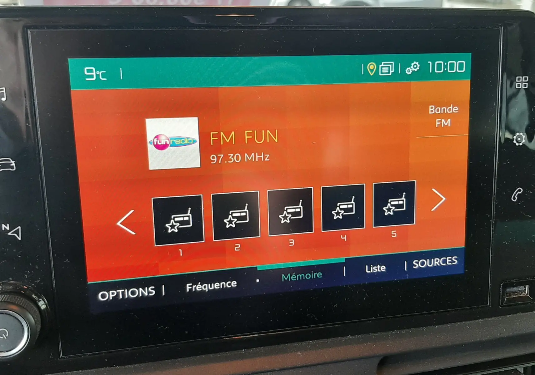 Écran tactile central du tableau de bord du Citroën Berlingo M BlueHDi 130 Shine de 2019, affichant la radio FM.