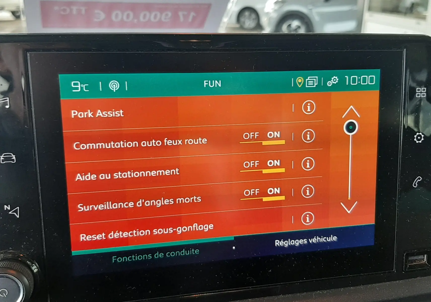 Écran tactile intérieur du Citroën Berlingo 2019 affichant les réglages d’aides à la conduite en mode FUN.