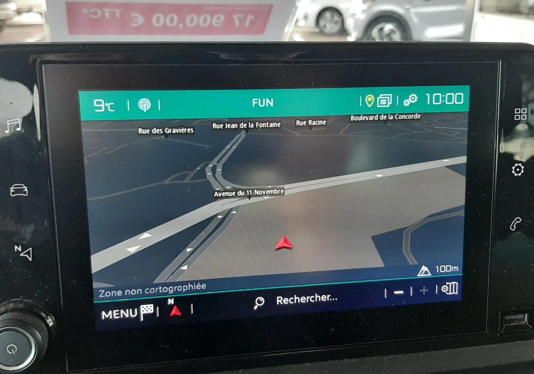 Écran tactile intérieur du Citroën Berlingo 2019 montrant le GPS, avec tableau de bord en plastique noir.