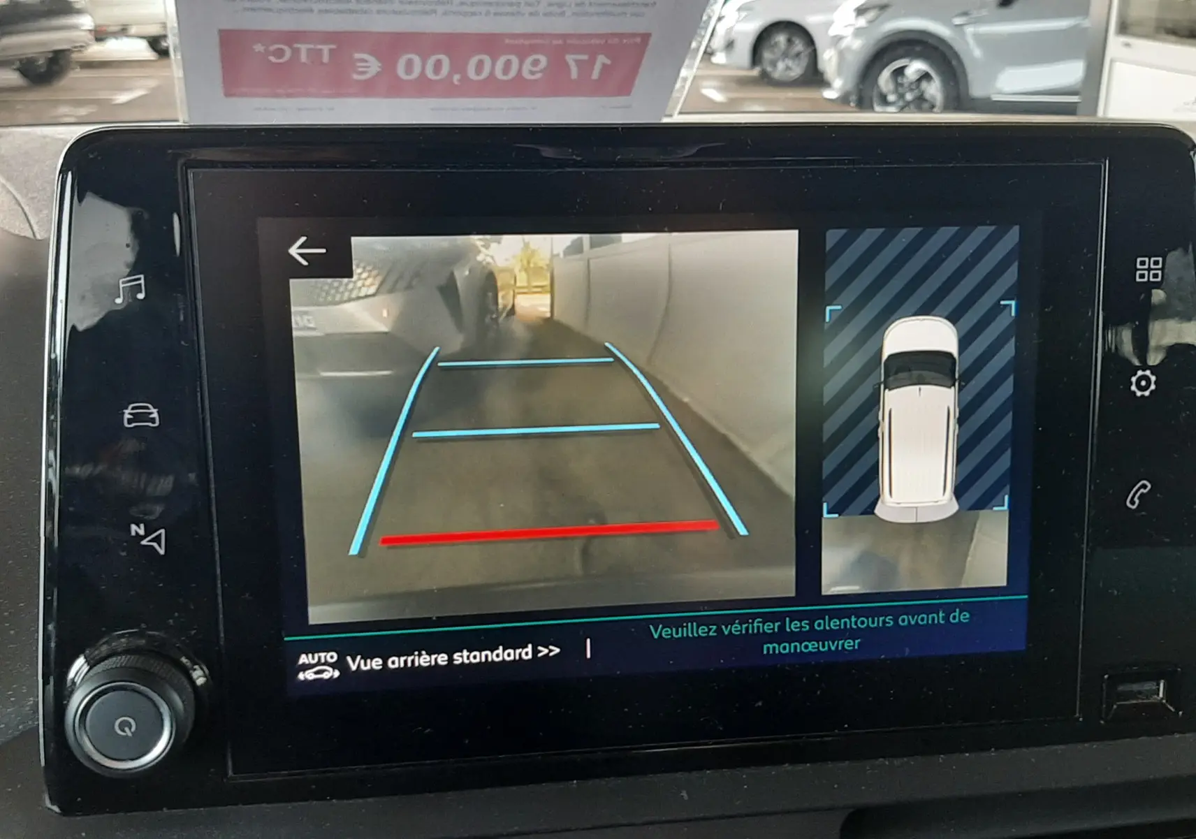 Écran de caméra de recul du Citroën Berlingo vert, vue arrière avec lignes de guidage et affichage 360° du véhicule.