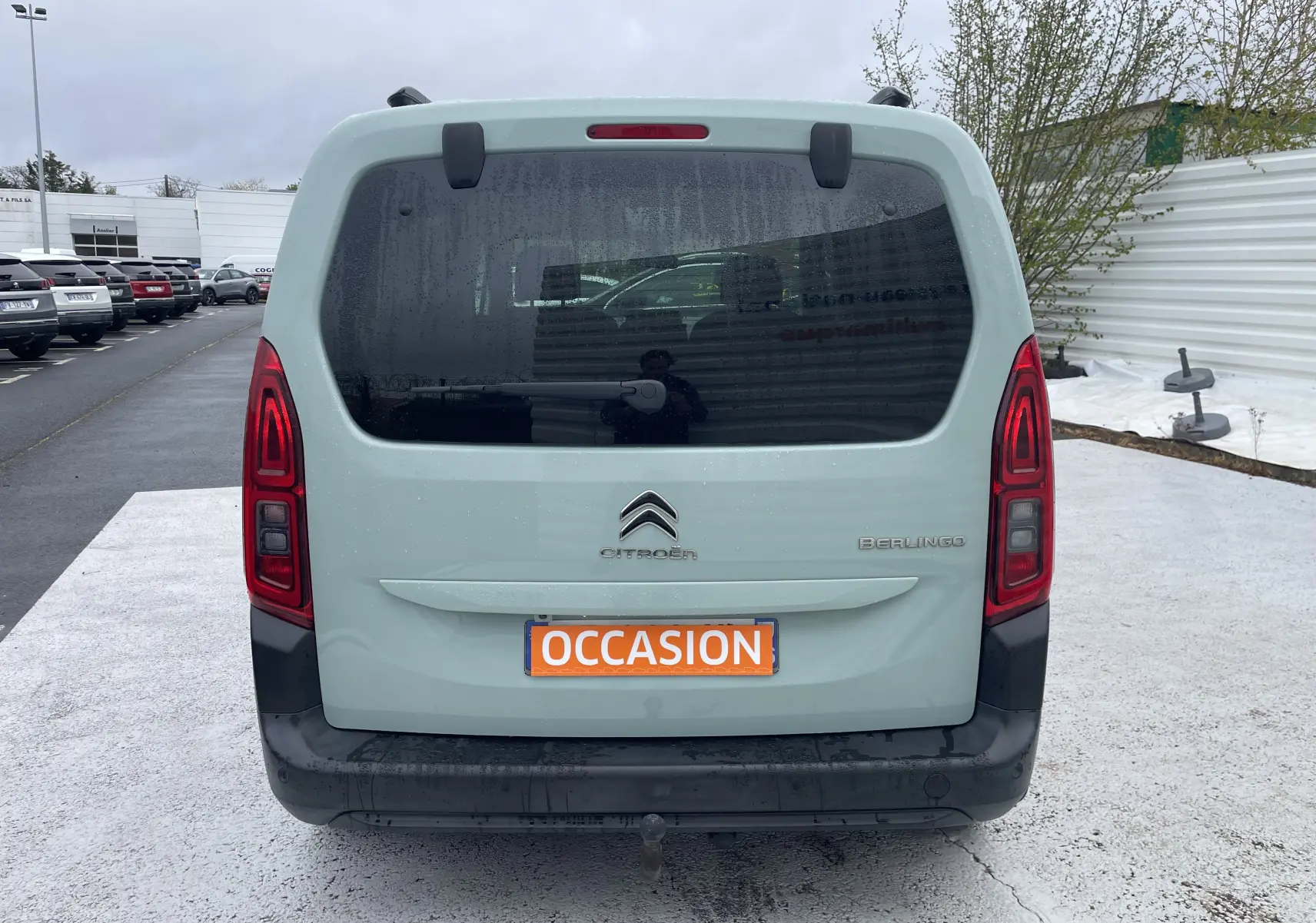 Vue arrière d'un Citroën Berlingo vert clair de 2019 avec hayon, feux LED verticaux et plaque "OCCASION".