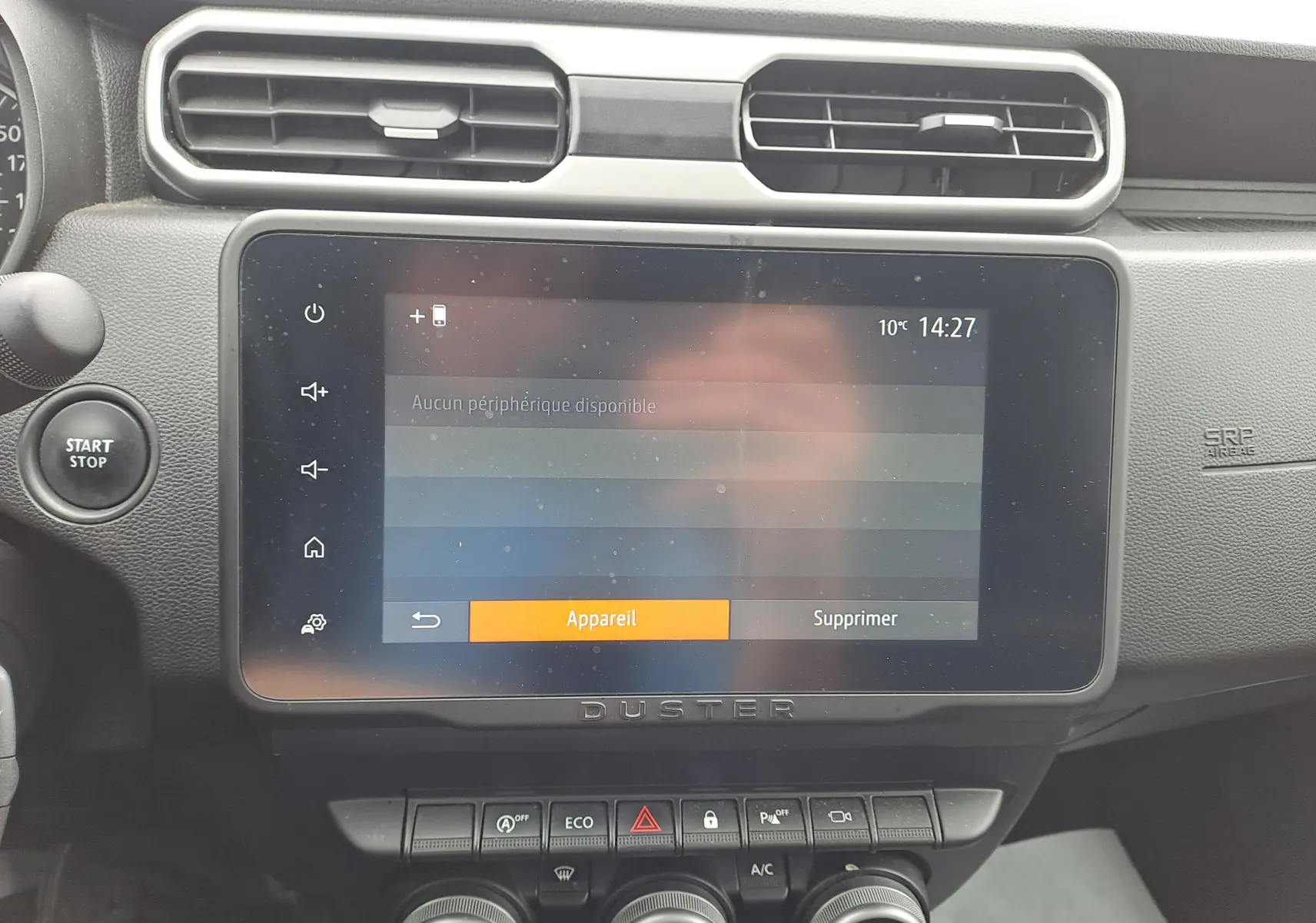 Vue rapprochée de l’écran tactile central et tableau de bord noir du Dacia Duster 2024 gris urbain.