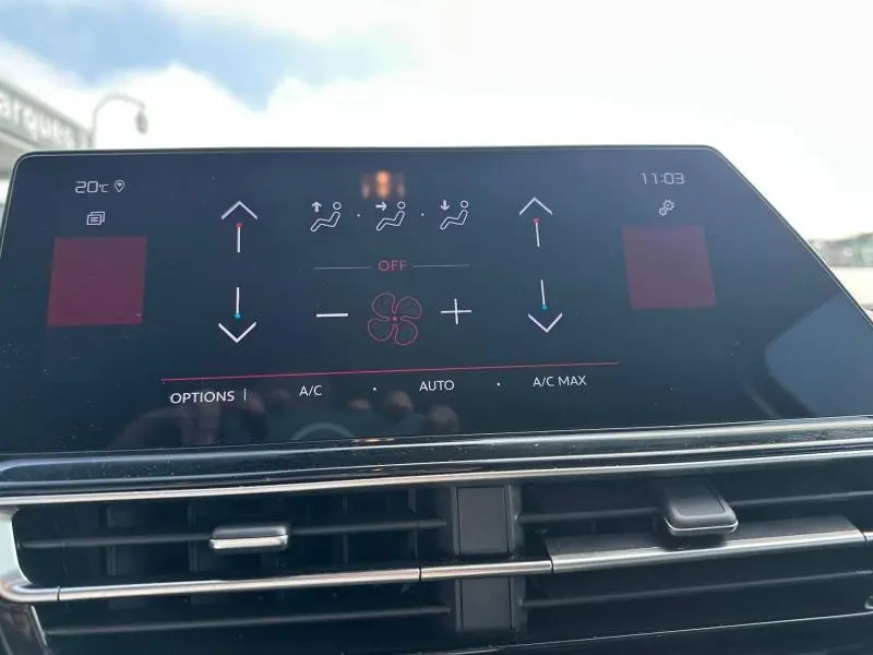 Écran tactile de la climatisation du Citroën C5 Aircross 2025, affichage noir avec commandes digitales et ventilation centrale.