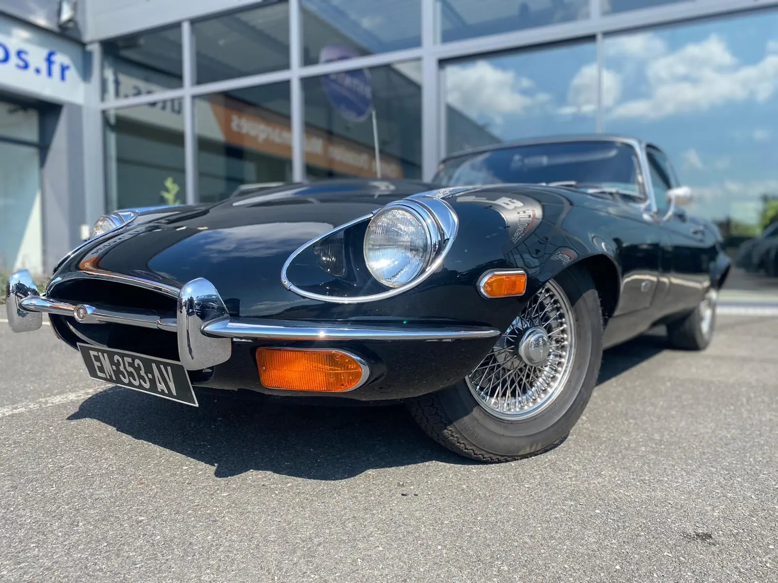 Jaguar S-Type Type E Coupé noir vue 3/4 avant mettant en valeur ses phares ronds et ses jantes à rayons chromées.