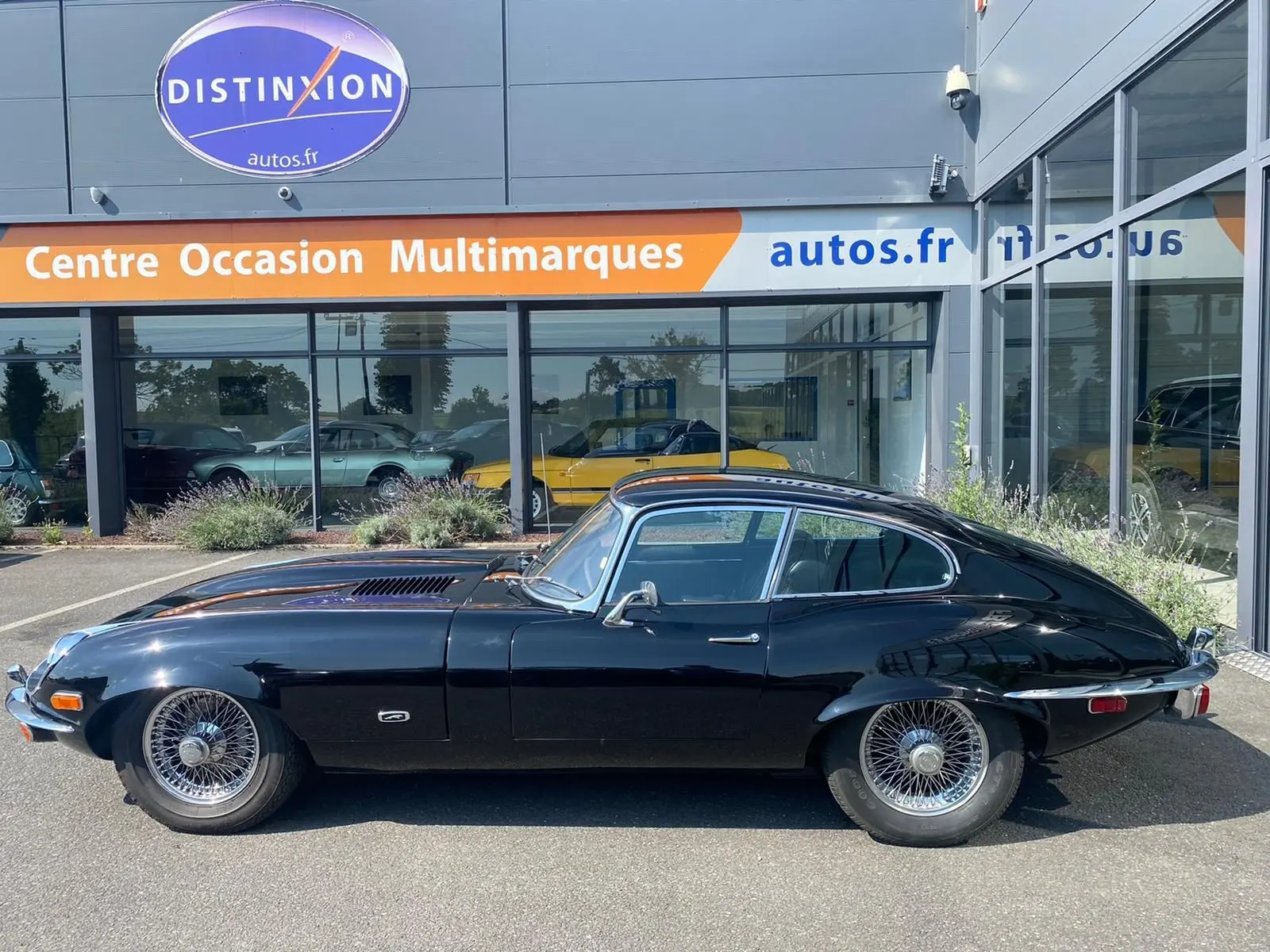 Jaguar S-Type Type E Coupé 4.2 Série 2 noir vue de profil côté gauche, jantes à rayons et carrosserie brillante.