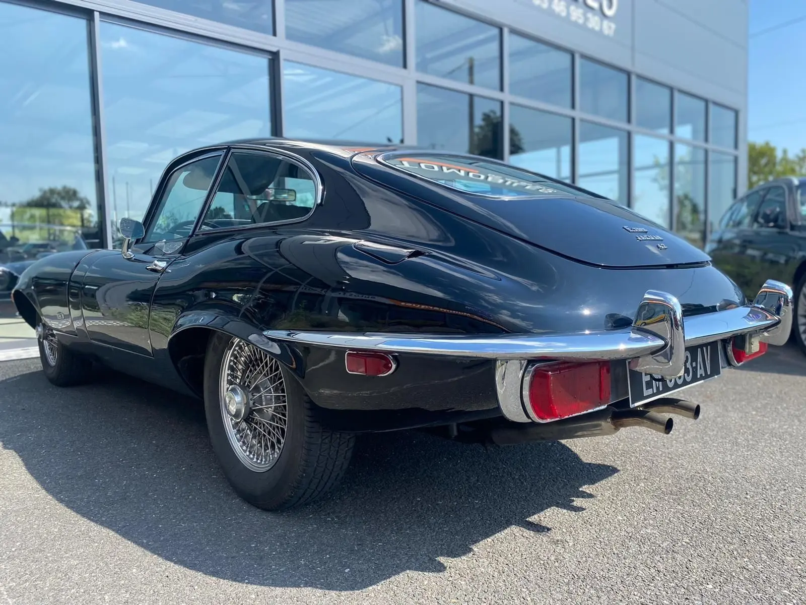 Jaguar S-Type Type E Coupé 4.2 noir vue 3/4 arrière droit, avec jantes à rayons et pare-chocs chromés brillants.