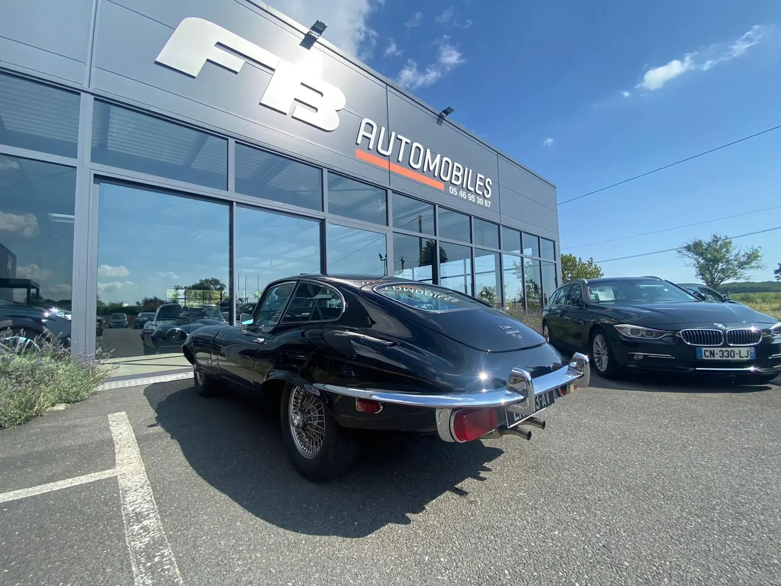 Jaguar S-Type Type E Coupé 4.2 Série 2 noir vu en 3/4 arrière droit, avec ses jantes à rayons classiques et son pare-chocs chromé.