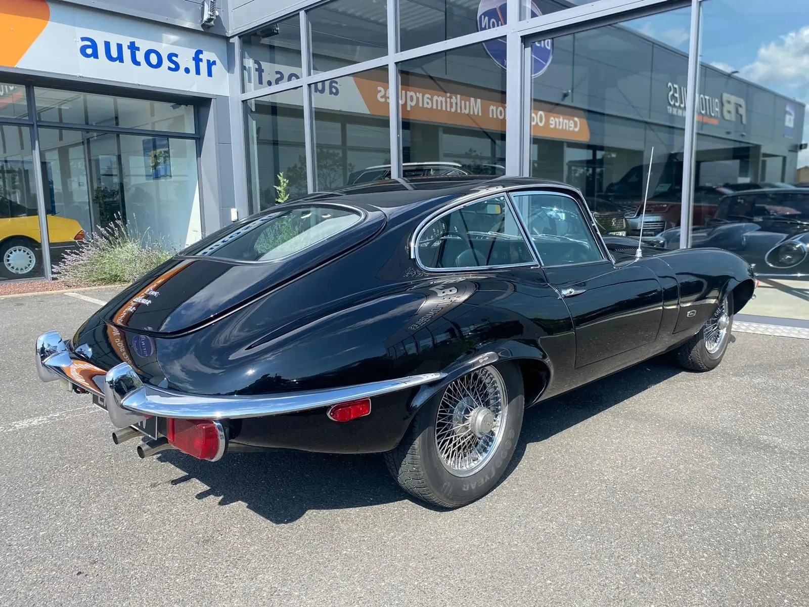 Jaguar S-Type Type E Coupé 4.2 noir 1970 vue 3/4 arrière droit avec jantes à rayons et pare-chocs chromés.