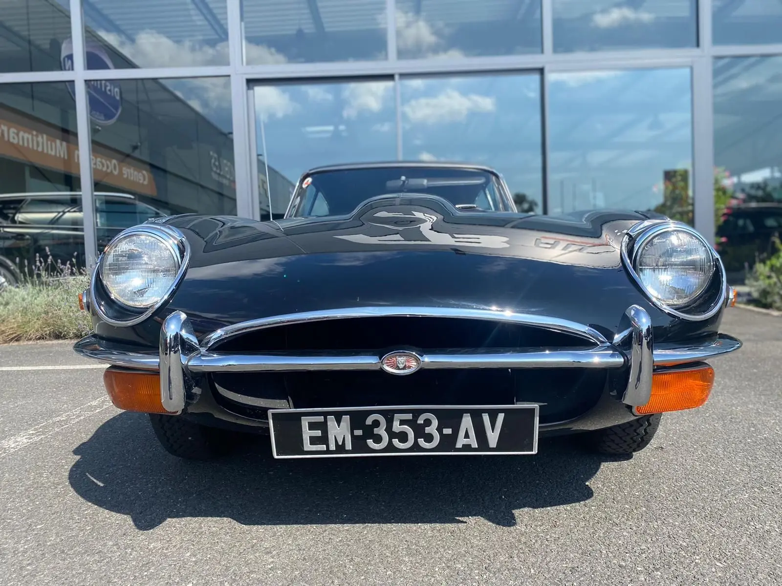 Vue frontale d'une Jaguar S-Type Type E Coupé 4.2 Série 2 noire de 1970 avec phares ronds et calandre chromée.