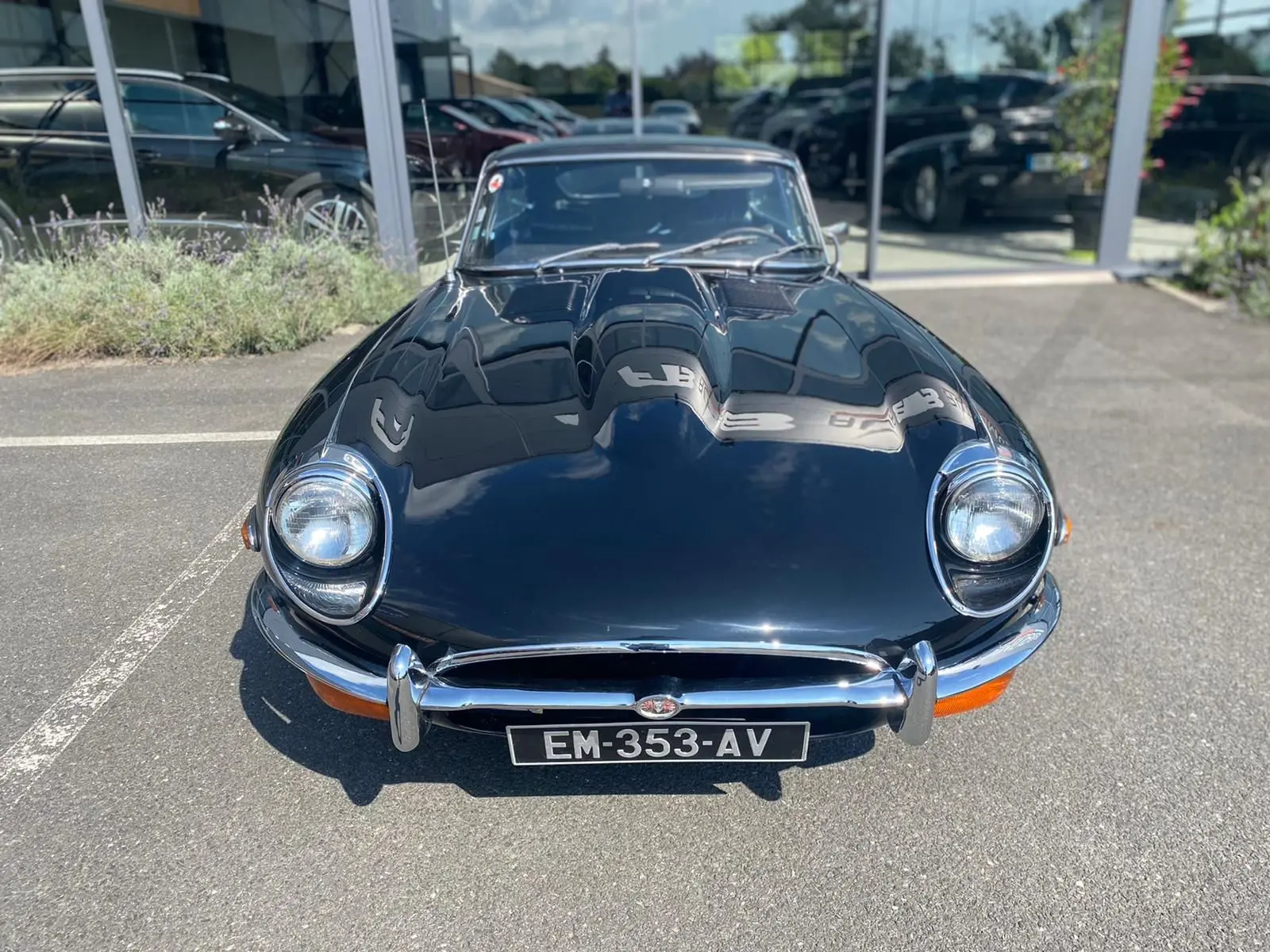 Vue frontale d'une Jaguar S-Type Type E Coupé 4.2 noire de 1970 avec phares ronds et calandre chromée.