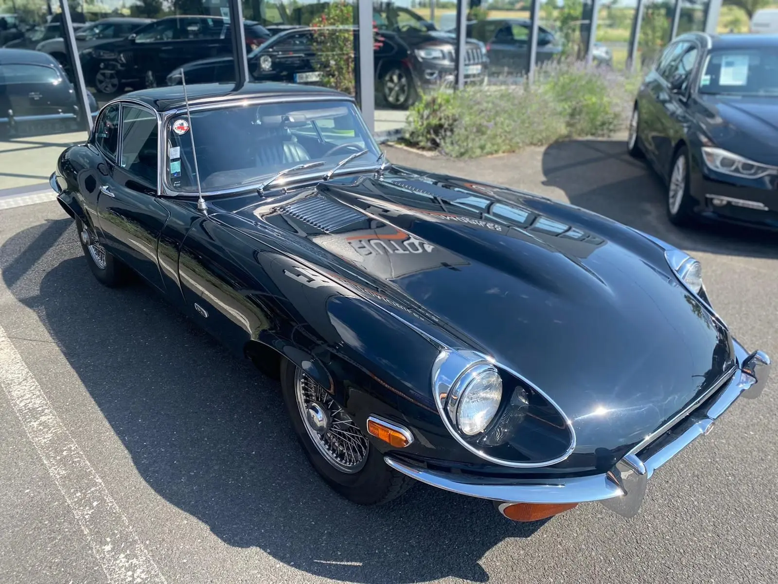 Jaguar S-Type Type E Coupé 4.2 Série 2 noir vue 3/4 avant droit avec jantes à rayons et phares ronds chromés.