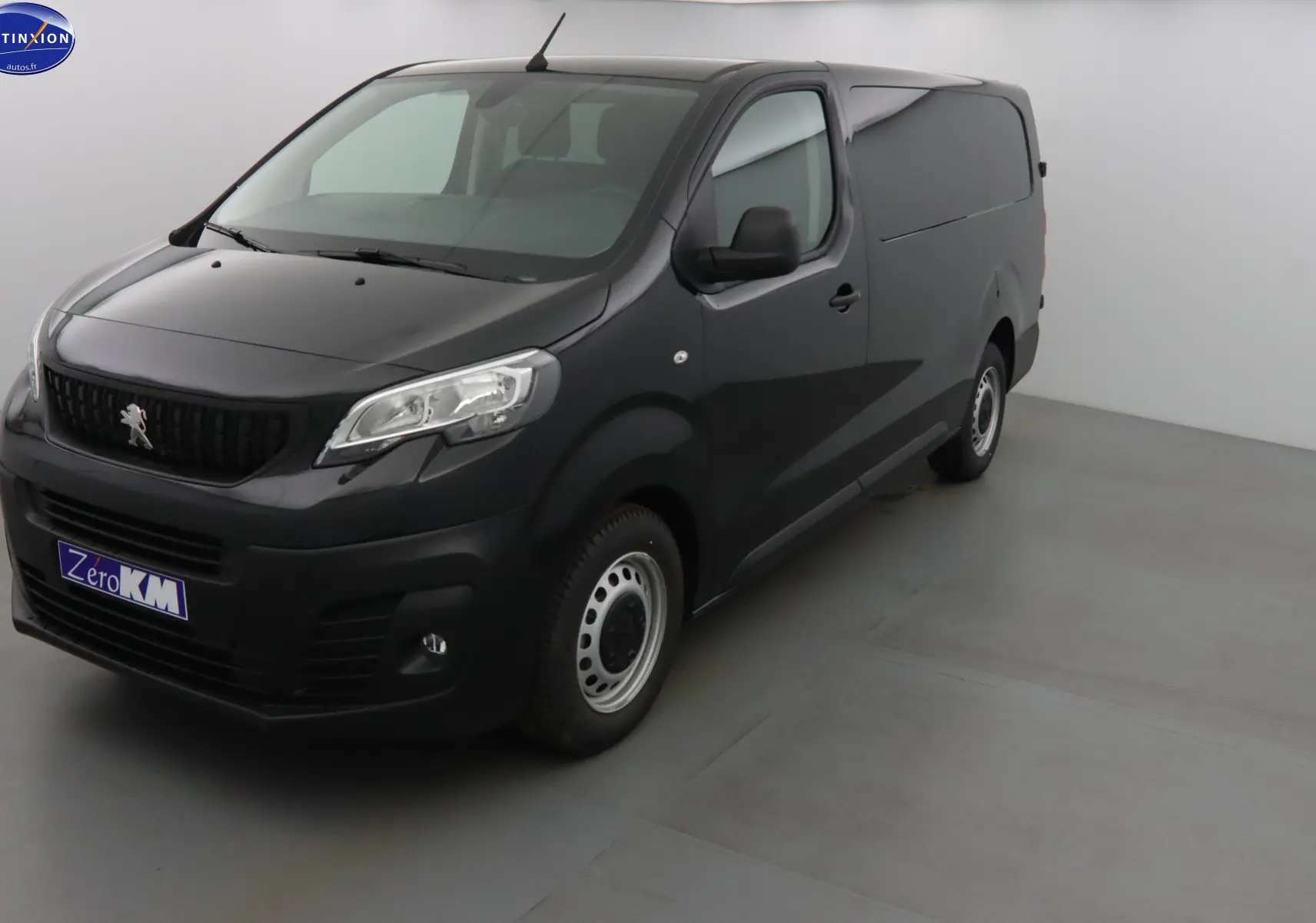 Peugeot Expert Cabine Approfondie noir perle métal, vue 3/4 avant droit dans un studio lumineux.
