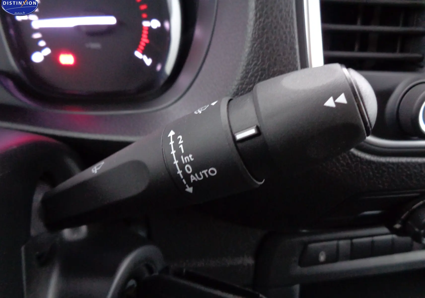 Gros plan sur la commande d’essuie-glace du Peugeot Expert Long noir perle métal, avec tableau de bord en arrière-plan.