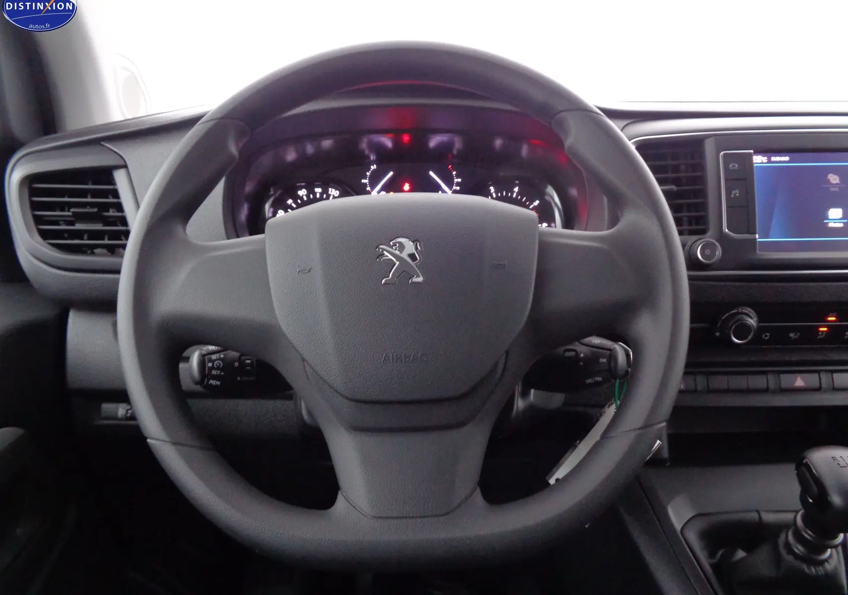 Vue frontale du volant noir du Peugeot Expert Cabine Approfondie 2023 avec tableau de bord et écran tactile visible.