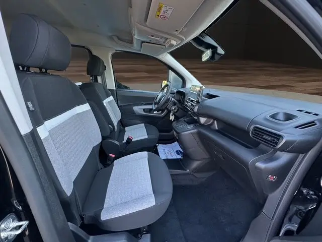 Intérieur avant du Citroën Berlingo N1 BlueHDi 130 2025, sièges bicolores gris et noir, tableau de bord avec écran tactile.