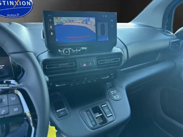 Vue intérieure du tableau de bord du Citroën Berlingo noir 2025, avec écran tactile affichant la caméra de recul.