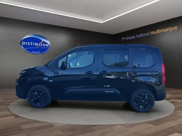 Profil latéral droit du Citroën Berlingo noir 2025 avec jantes noires et hayon visible en arrière-plan.